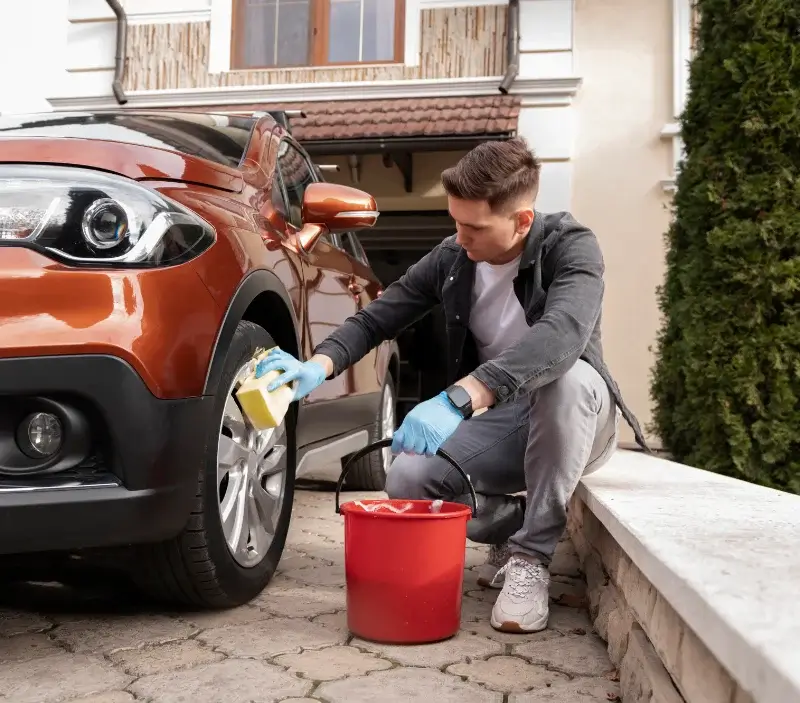 Lavage auto à domicile Marigny-le-Cahouët : professionnel intervenant sur un véhicule